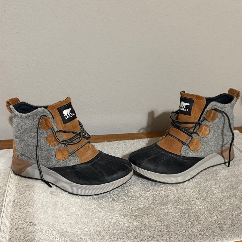 Sorel Black and Tan Ankle Boots